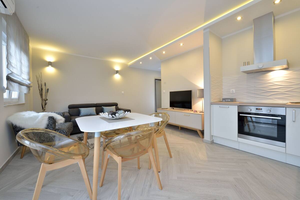 superior apartment, 1 queen bed with sofa bed | in-room dining