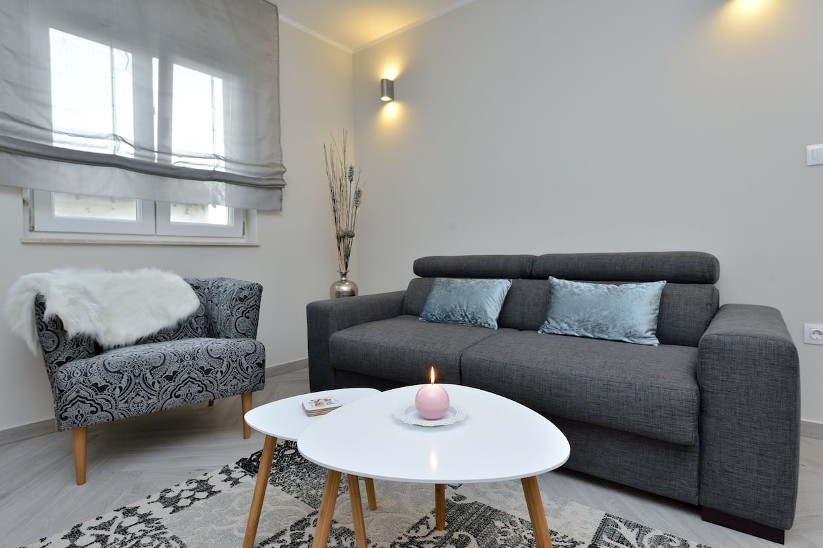Superior appartement, 1 queensize bed met slaapbank | 1 slaapkamer, een kluis op de kamer, een bureau, geluiddichte muren