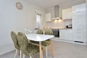 Departamento Deluxe, balcón, vista al jardín | Cocina privada | Refrigerador, microondas, horno y parrilla de estufa 