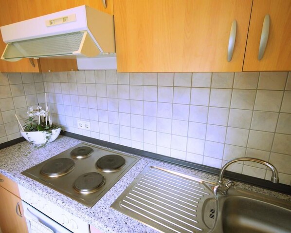 Apartment, 1 Bedroom, Kitchenette | Private kitchen | Fridge