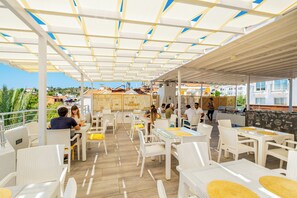 Café da manhã com buffet grátis todos os dias