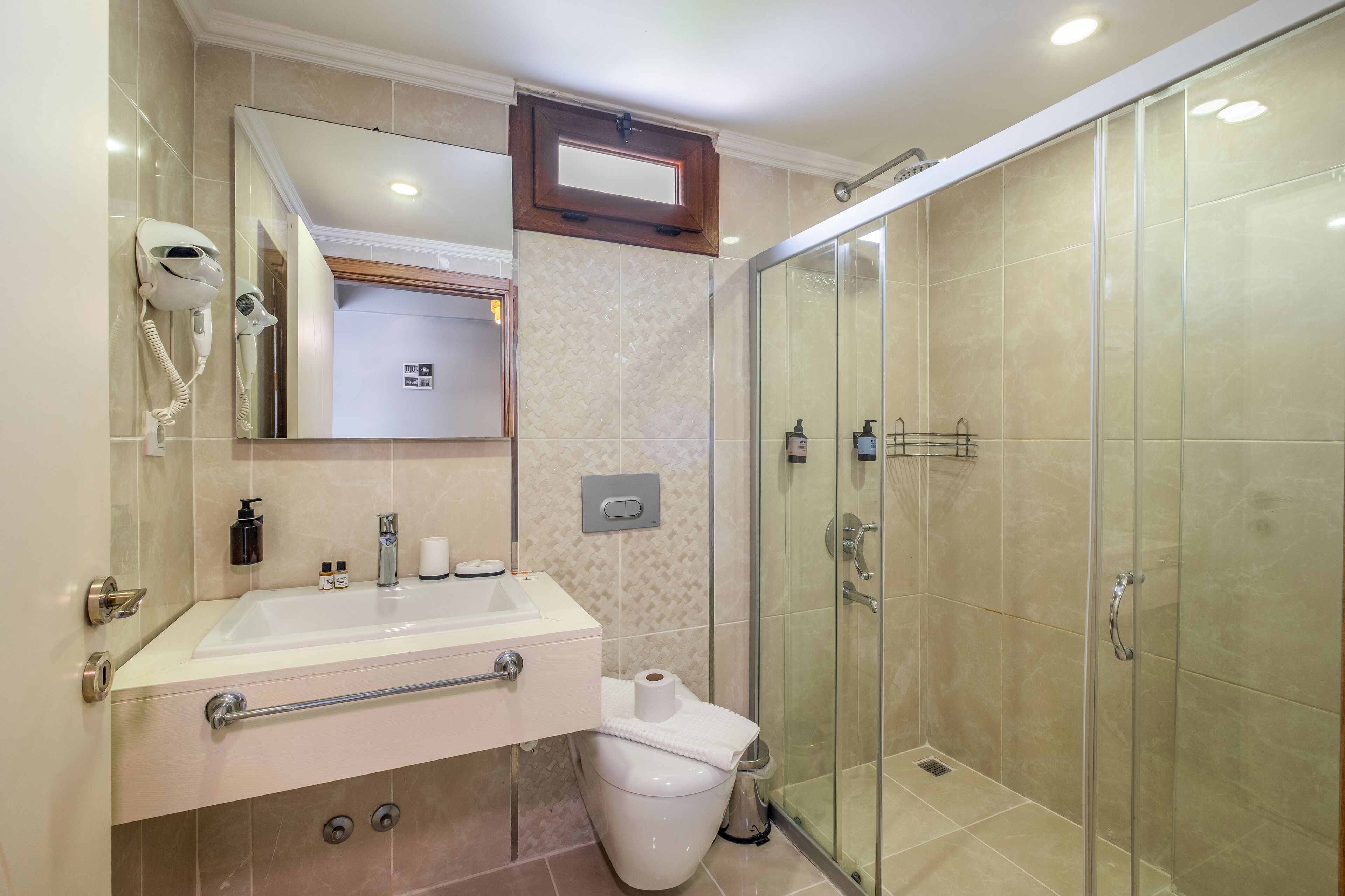 standard twin room | bathroom | shower, free toiletries, hair dryer, slippers