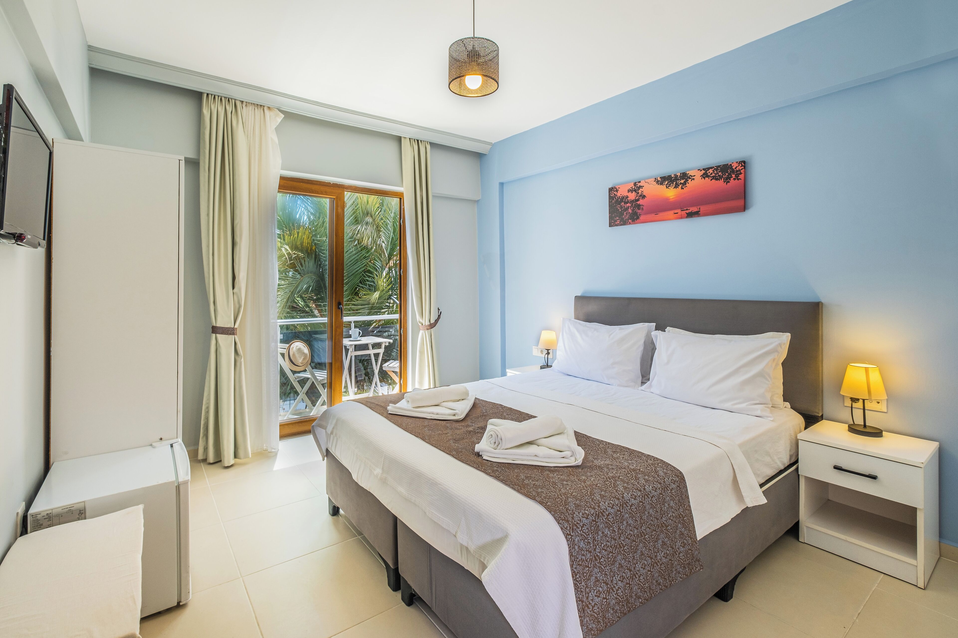 Premium bedding, minibar, free WiFi, bed sheets