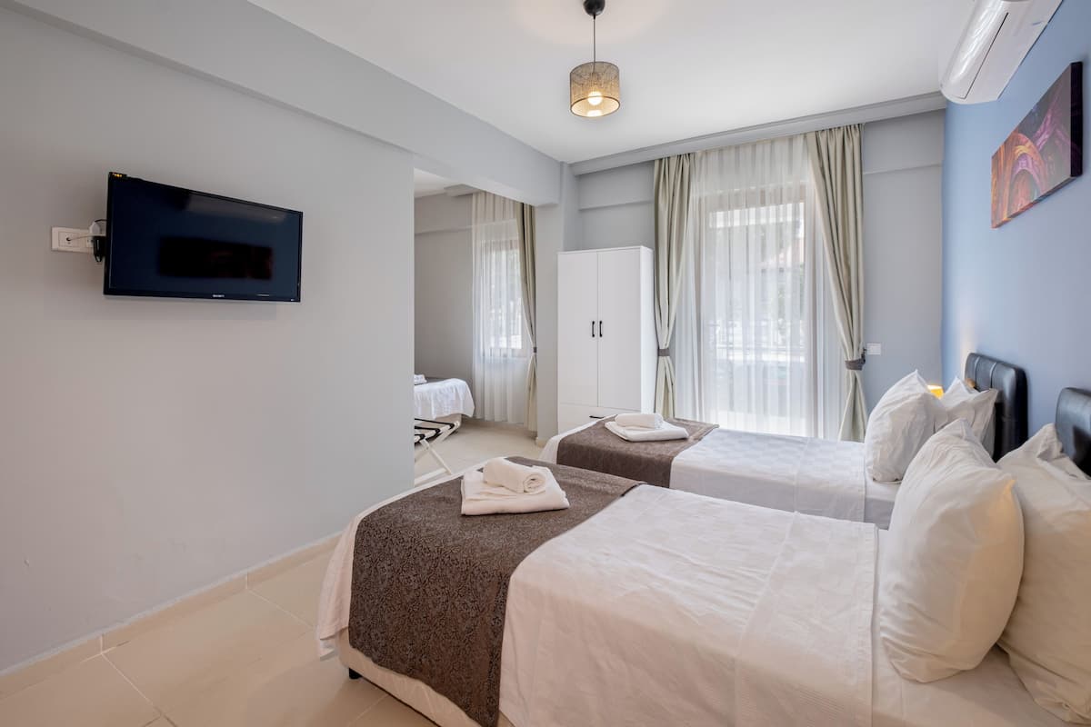 Driepersoonskamer, 3 eenpersoonsbedden | Een minibar, gratis wifi, beddengoed