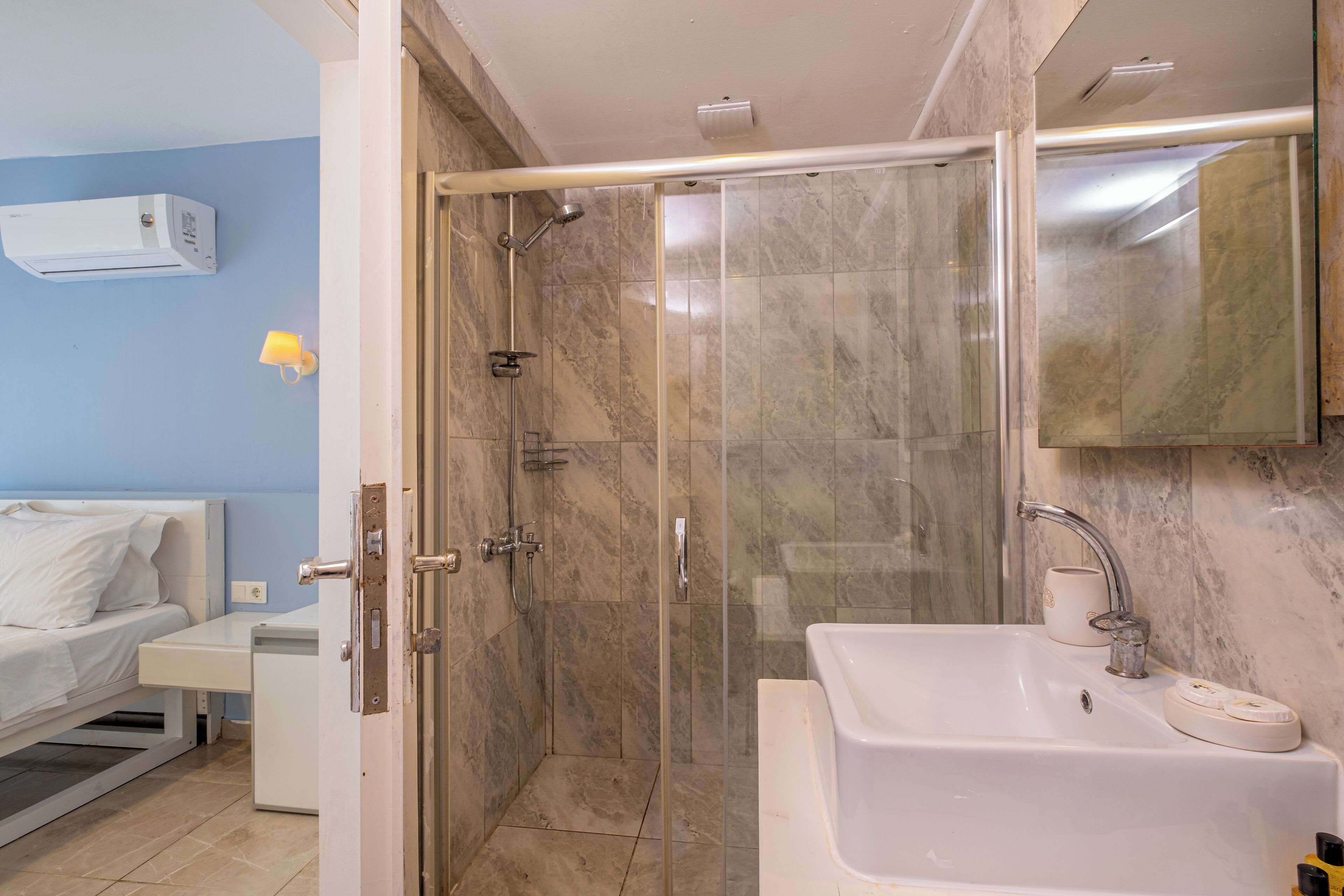 economy double room, ground floor | bathroom | shower, free toiletries, hair dryer, slippers