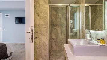 Economy driepersoonskamer, op benedenverdieping | Badkamer | Een douche, gratis toiletartikelen, een haardroger, pantoffels