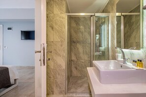 Habitación triple económica, planta baja | Baño | Regadera, amenidades de baño gratuitas, secadora de cabello, pantuflas