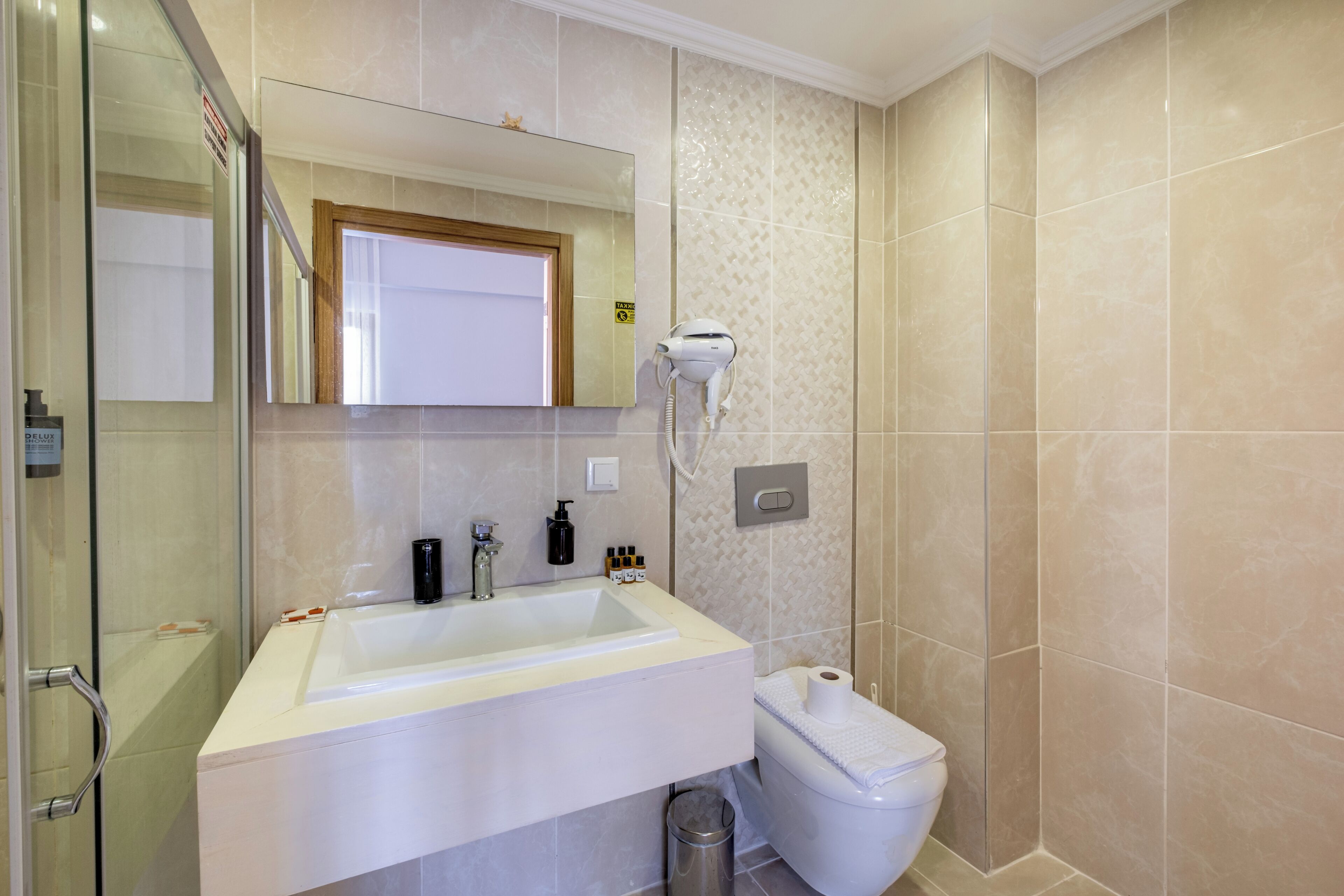 triple room, 3 single beds | bathroom | shower, free toiletries, hair dryer, slippers