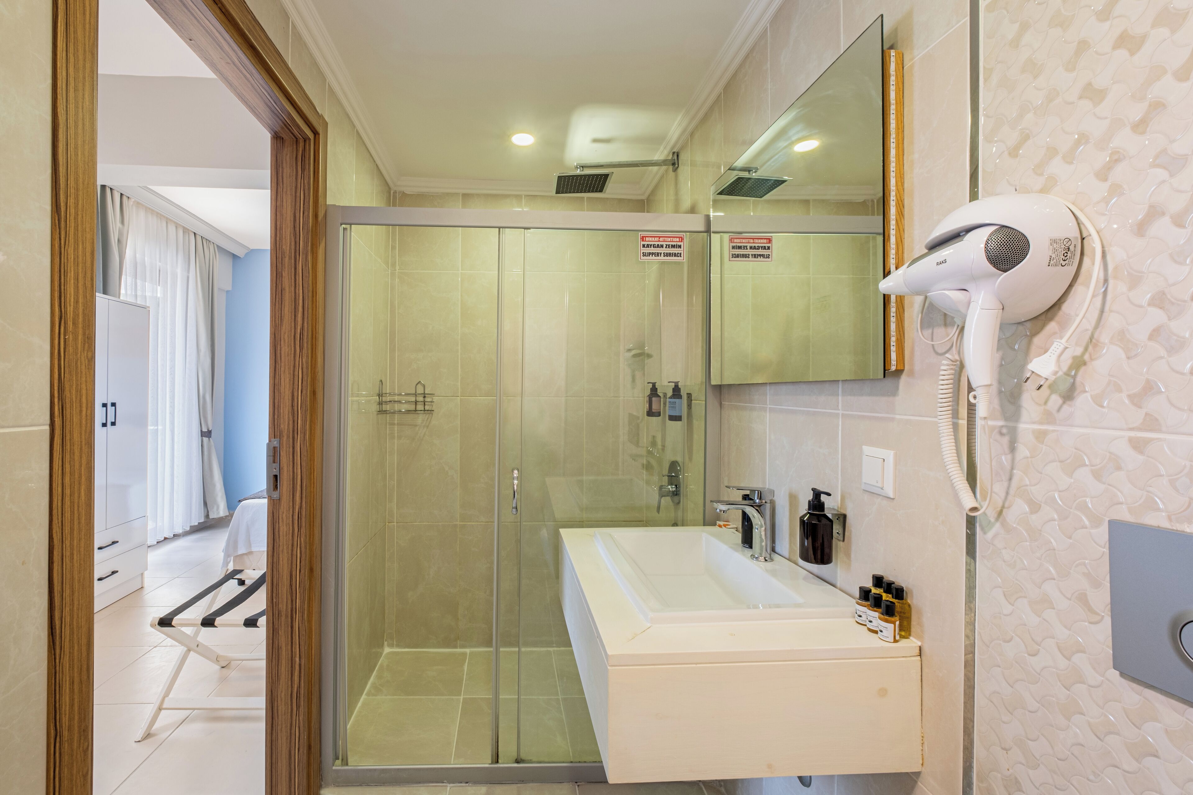 triple room, 3 single beds | bathroom | shower, free toiletries, hair dryer, slippers