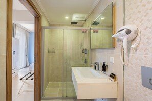 Driepersoonskamer, 3 eenpersoonsbedden | Badkamer | Een douche, gratis toiletartikelen, een haardroger, pantoffels