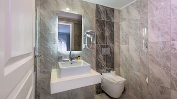 Economy-Dreibettzimmer, Erdgeschoss | Badezimmer | Dusche, kostenlose Toilettenartikel, Haartrockner, Hausschuhe