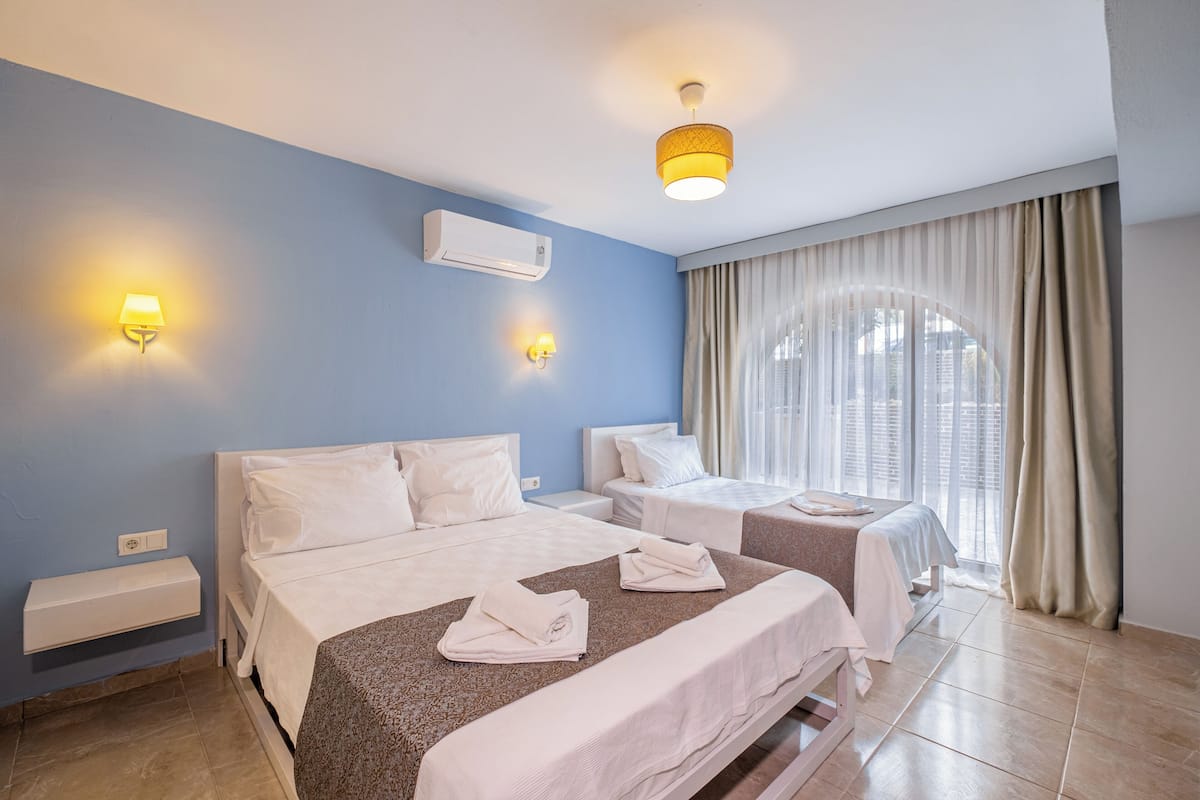 Economy driepersoonskamer, op benedenverdieping | Een minibar, gratis wifi, beddengoed