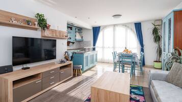 Apartament, 2 dormitoris, terrassa, vistes al mar | Sala d'estar | Televisor de pantalla plana de 25 polzades amb canals per satèl·lit
