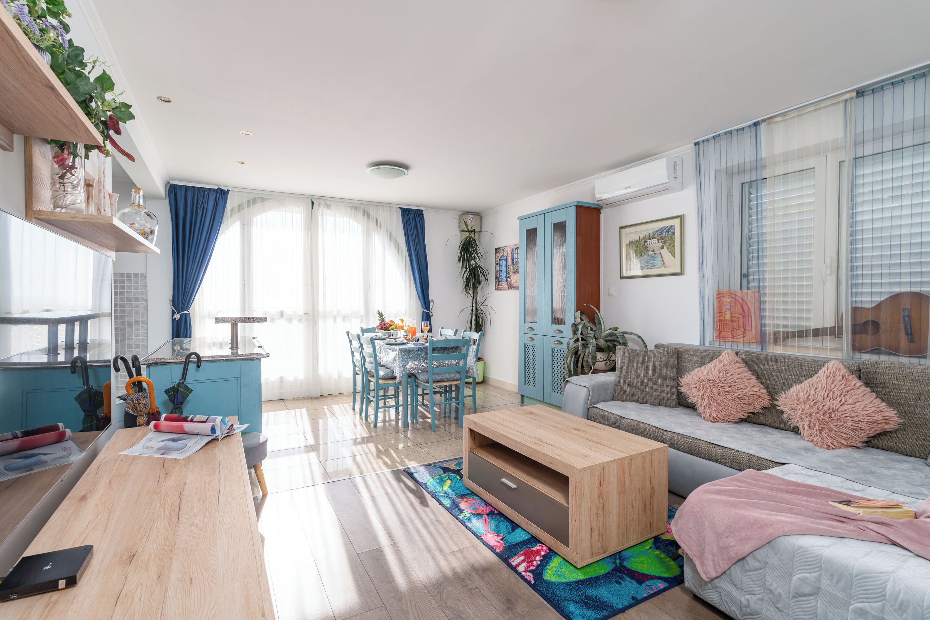 Appartamento, 2 camere da letto, terrazzo, vista mare | Area soggiorno | TV a schermo piatto 25 pollici con canali satellitari, TV