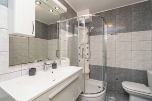 Appartement, 2 chambres, terrasse, vue sur la mer | Salle de bain | Douche, séchoir à cheveux, serviettes fournies