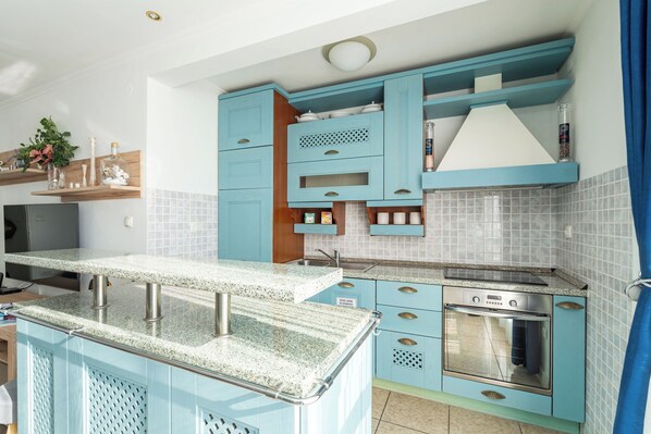 Apartament, 2 dormitoris, terrassa, vistes al mar | Cuina privada | Frigorífic i bullidora elèctrica 