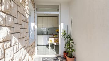 Departamento, 1 habitación, Terraza, vista al mar | Cocineta privada | Refrigerador y tetera eléctrica