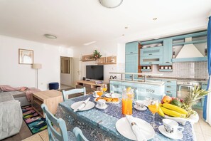 Apartment, 2 Schlafzimmer, Terrasse, Meerblick | Eigene Küche | Kühlschrank, Wasserkocher