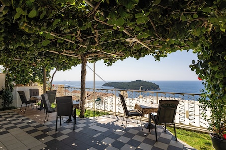 Exterior. Apartments and Room Lora