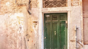 Pintu masuk properti