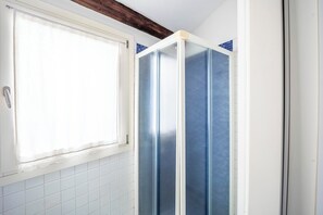 Classic-Apartment, Stadtblick | Badezimmer | Dusche, Regendusche, kostenlose Toilettenartikel, Haartrockner