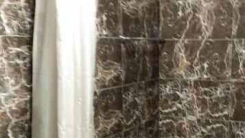 Ducha, secador de pelo, pantuflas