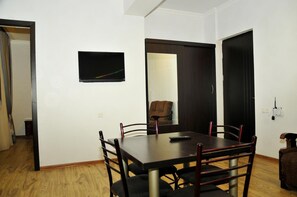 Enjoy meals in this cozy dining area with a flat-screen TV mounted above the table.
