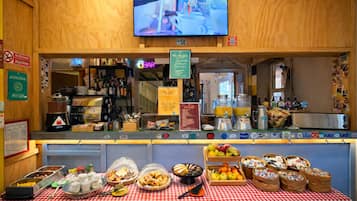 Colazione a buffet, servita tutte le mattine (9.90 EUR a persona)