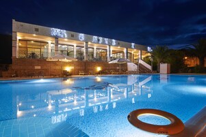 室外游泳池，池畔遮阳伞，日光浴躺椅