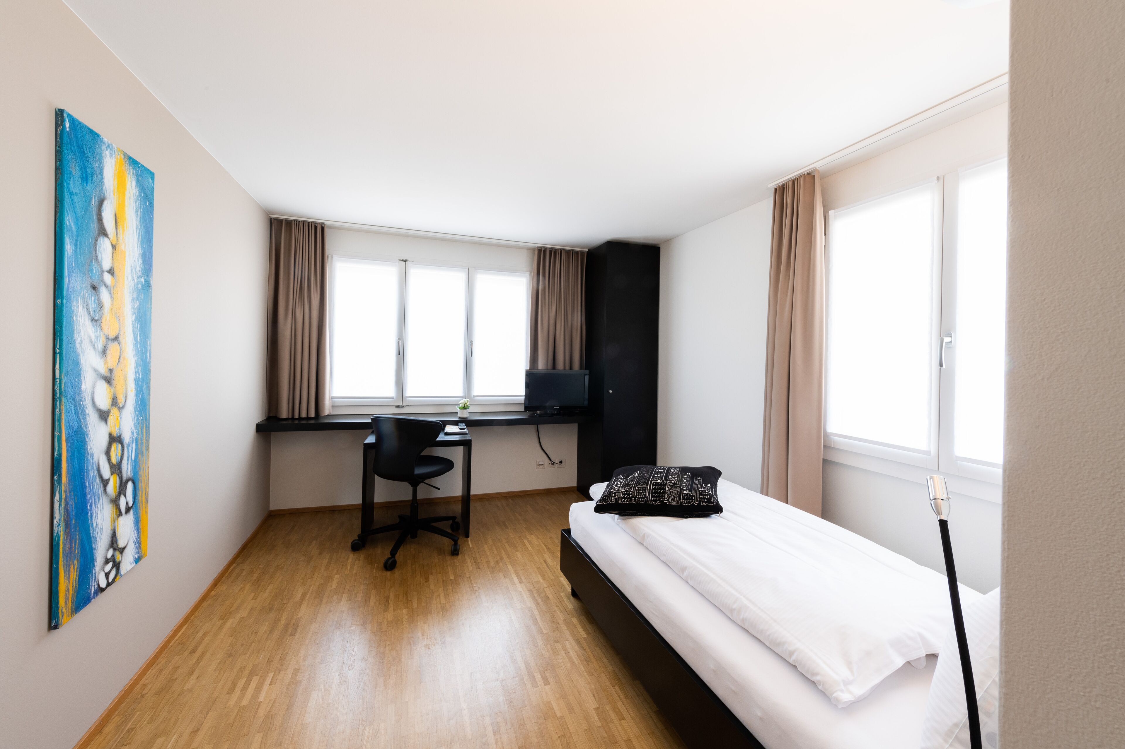 business single room | hypo-allergenic bedding, down duvets, desk, blackout curtains