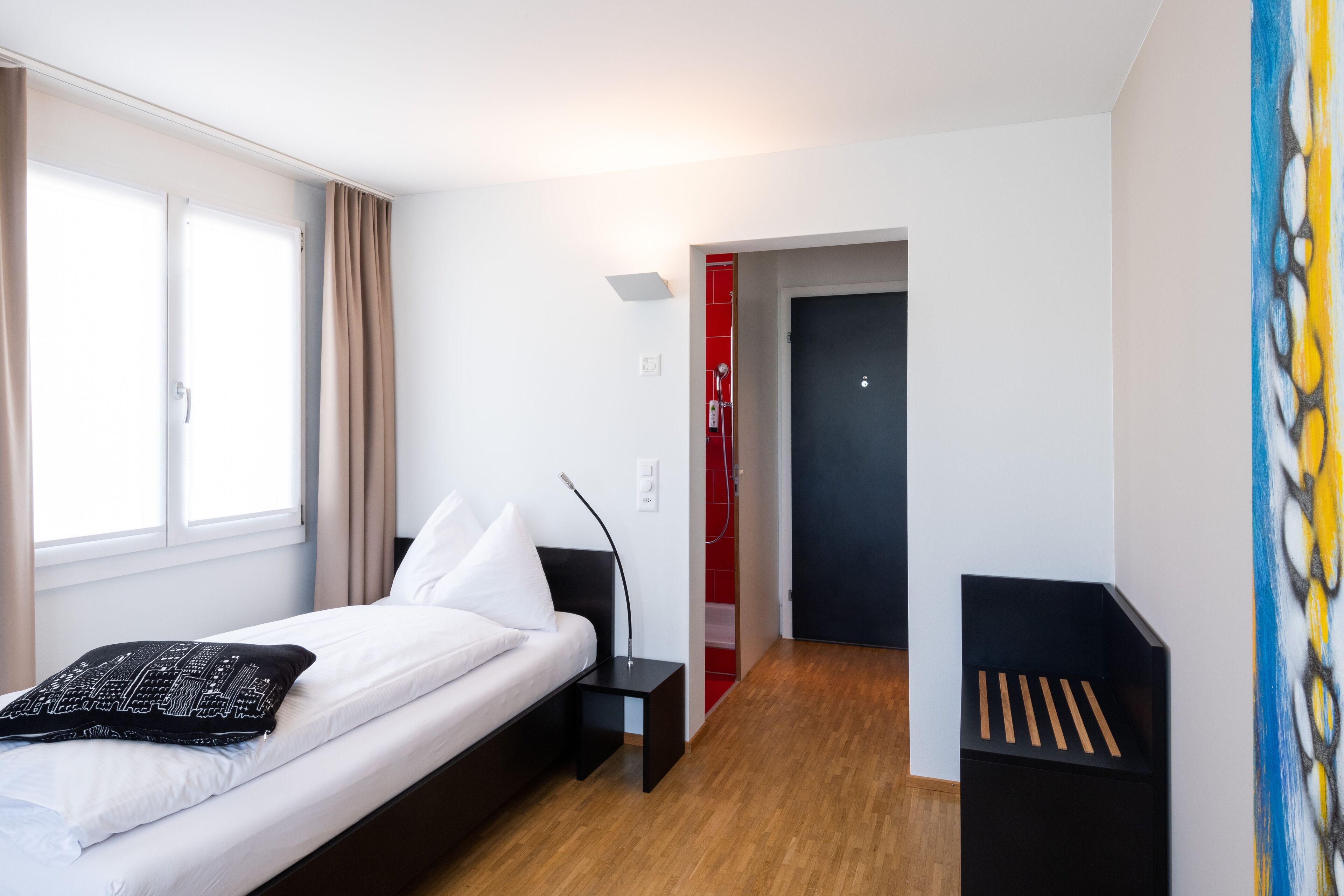 business single room | hypo-allergenic bedding, down duvets, desk, blackout curtains