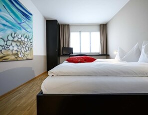 Dobbeltrom – classic | Allergitestet sengetøy, dundyner, skrivebord og blendingsgardiner