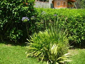 Chalet, 2 habitaciones | Zona de estar | Una televisión LCD, una chimenea