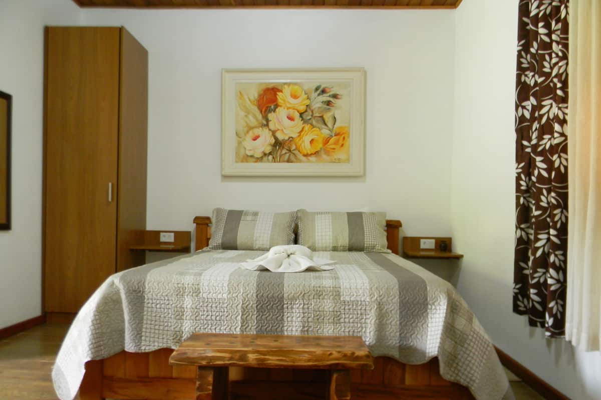 Cunas, wifi gratis, decoración personalizada y ropa de cama 