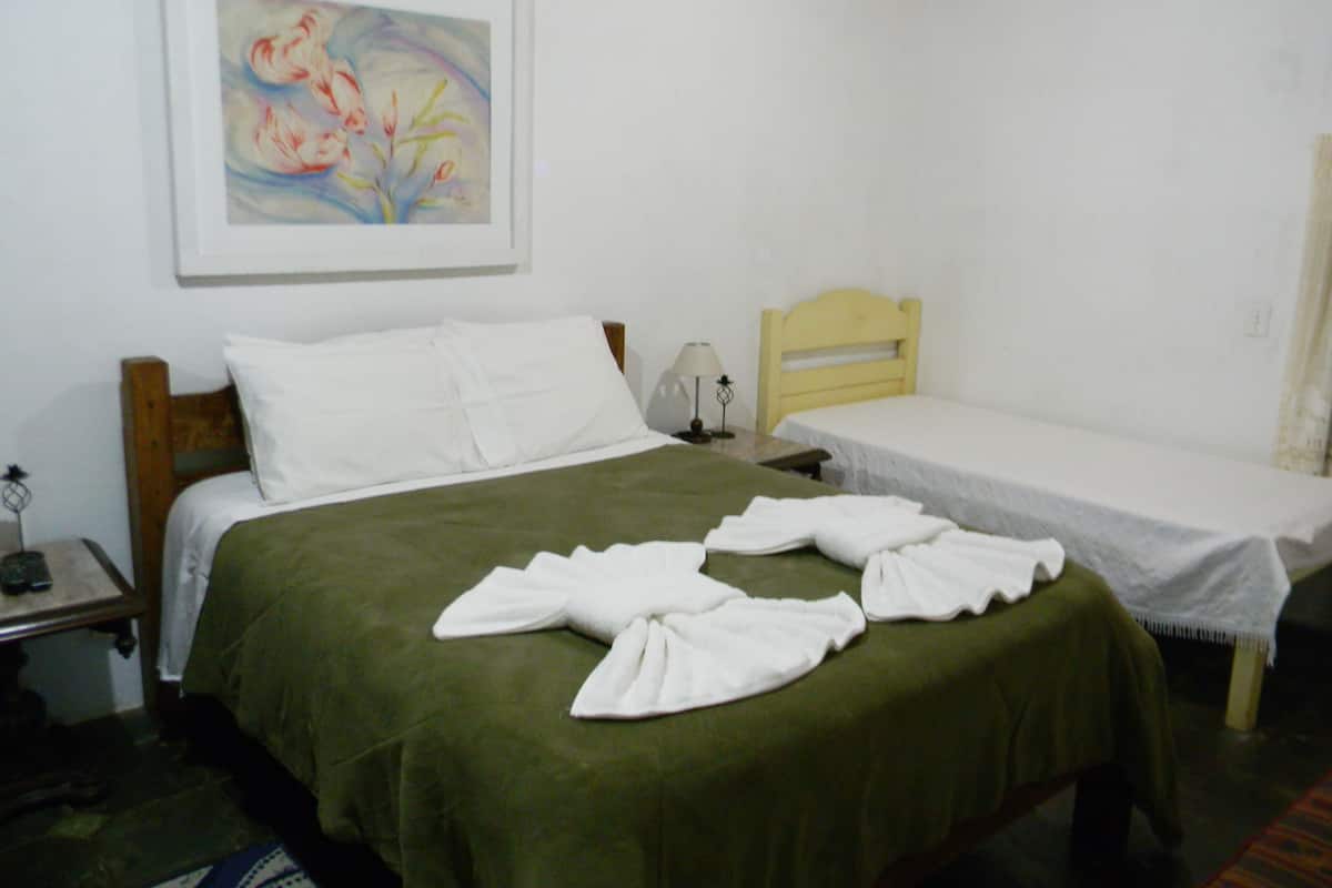 Cunas, wifi gratis, decoración personalizada y ropa de cama 