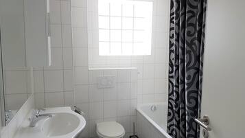 Appartement Ville, 3 chambres, vue montagne | Salle de bain