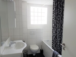 Appartement Ville, 3 chambres, vue montagne | Salle de bain
