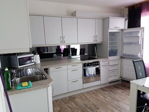 City-Apartment, 3 Schlafzimmer, Bergblick | Eigene Küche | Großer Kühlschrank, Mikrowelle, Ofen, Herdplatte