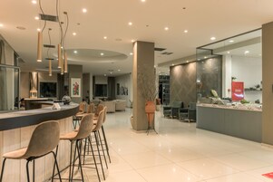 Se sirven almuerzos y cenas, cocina griega