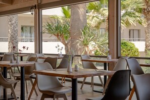 Se sirven comidas, cenas y cocina griega 