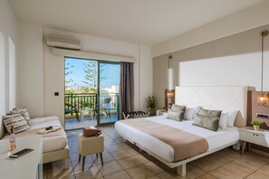 Habitación triple | Caja de seguridad en la habitación y escritorio 