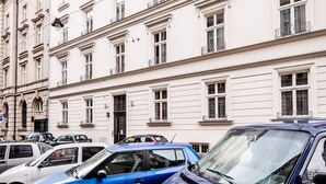 A row of parked cars in front of a building with multiple windows and balconies. - Zacisze Apartments by Habitan (Kraków)