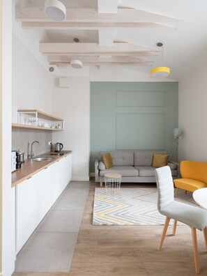 Classic-Apartment, 1 Schlafzimmer | Laptopgeeigneter Arbeitsplatz, schallisolierte Zimmer