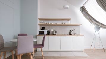 Full-sized fridge, stovetop, espresso maker, coffee/tea maker