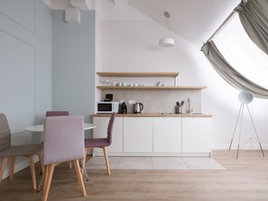 Großer Kühlschrank, Herdplatte, Espressomaschine