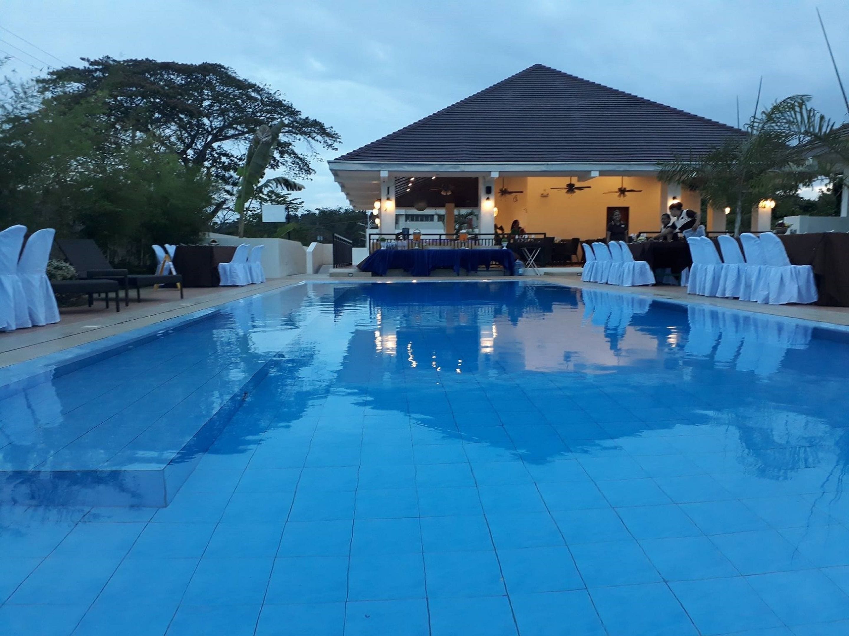 屋外プール、営業時間 7:00 ～ 22:00、サンラウンジャー