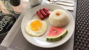 Se sirven desayunos, almuerzos, cenas y cocina local e internacional