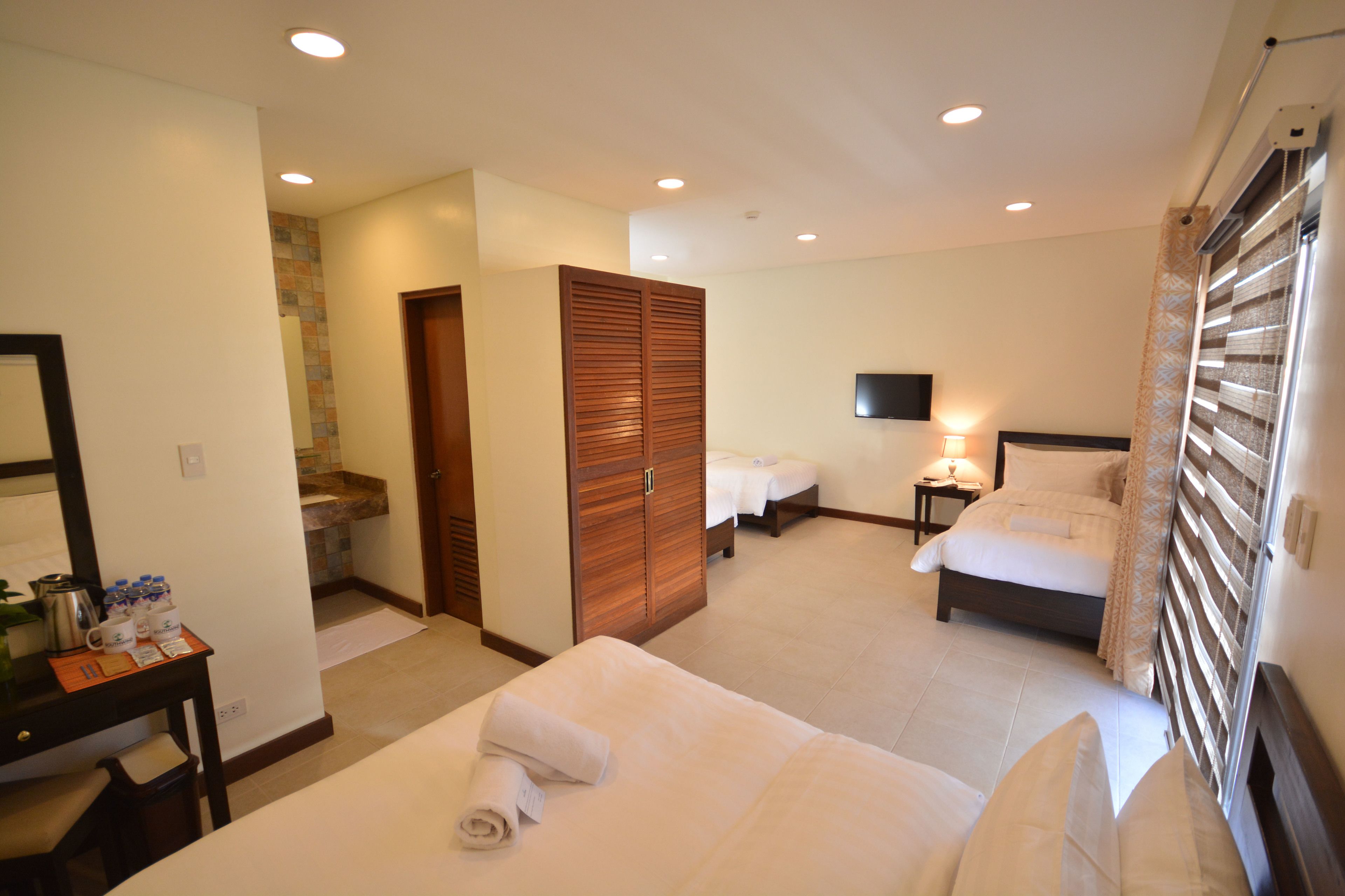 Escritorio, wifi gratis y ropa de cama 