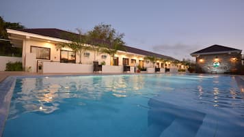 Una piscina al aire libre (de 07:00 a 22:00), tumbonas