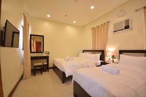 Escritorio, wifi gratis y ropa de cama 